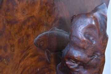 和製ヴィンテージ　上手物!!　作行きの良い逸品!!　栃の木一枚板・漆塗り　美しい鯉の彫刻の衝立　(R-085033)