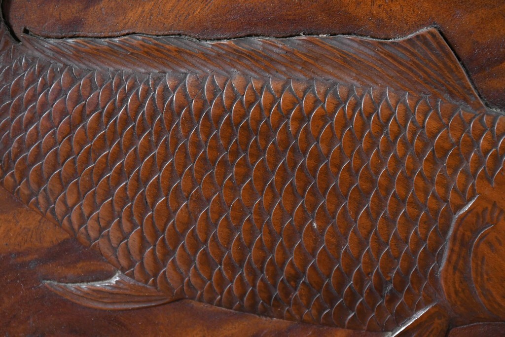 和製ヴィンテージ　上手物!!　作行きの良い逸品!!　栃の木一枚板・漆塗り　美しい鯉の彫刻の衝立　(R-085033)