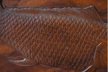 和製ヴィンテージ　上手物!!　作行きの良い逸品!!　栃の木一枚板・漆塗り　美しい鯉の彫刻の衝立　(R-085033)