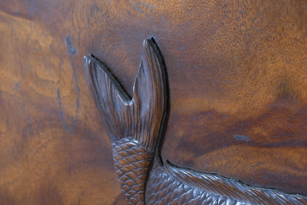 和製ヴィンテージ　上手物!!　作行きの良い逸品!!　栃の木一枚板・漆塗り　美しい鯉の彫刻の衝立　(R-085033)