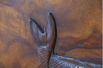 和製ヴィンテージ　上手物!!　作行きの良い逸品!!　栃の木一枚板・漆塗り　美しい鯉の彫刻の衝立　(R-085033)