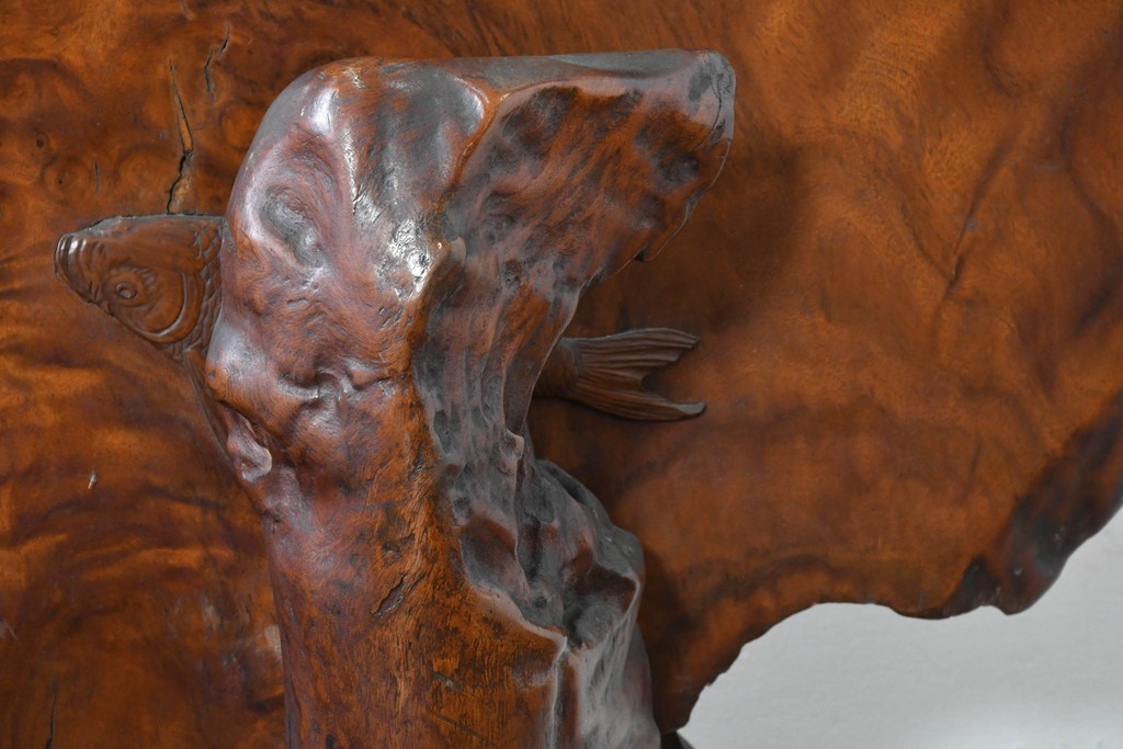 和製ヴィンテージ　上手物!!　作行きの良い逸品!!　栃の木一枚板・漆塗り　美しい鯉の彫刻の衝立　(R-085033)