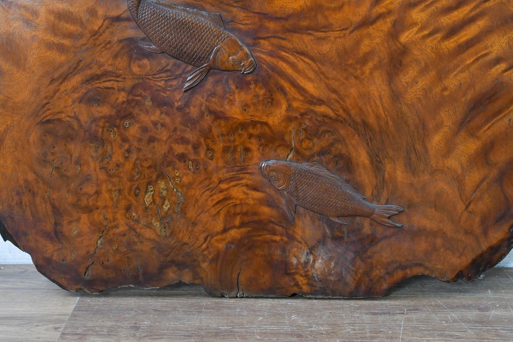 和製ヴィンテージ　上手物!!　作行きの良い逸品!!　栃の木一枚板・漆塗り　美しい鯉の彫刻の衝立　(R-085033)