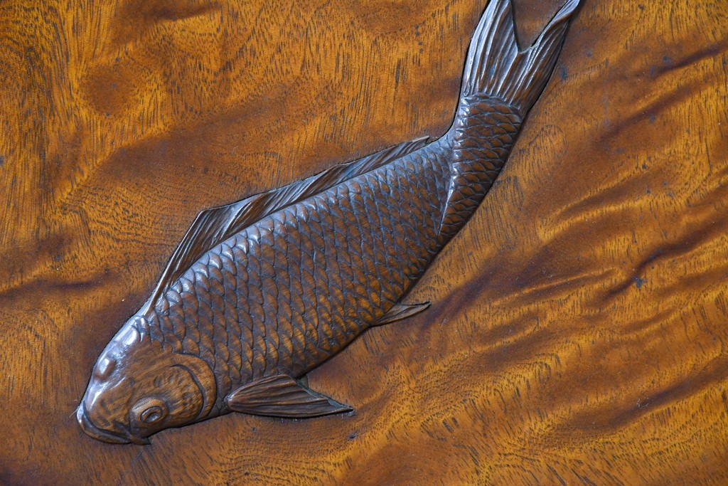 和製ヴィンテージ　上手物!!　作行きの良い逸品!!　栃の木一枚板・漆塗り　美しい鯉の彫刻の衝立　(R-085033)