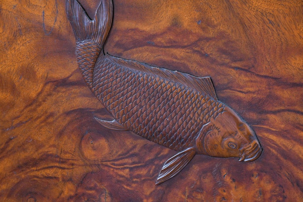 和製ヴィンテージ　上手物!!　作行きの良い逸品!!　栃の木一枚板・漆塗り　美しい鯉の彫刻の衝立　(R-085033)