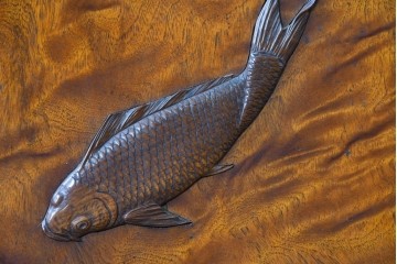 和製ヴィンテージ　上手物!!　漆塗り　作行きの良い逸品　脚付可能!!漆塗り栃ノ木一枚板で美しい鯉の彫刻の壁掛けアート(衝立)　(R-085033)