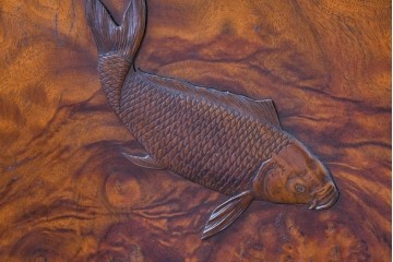 和製ヴィンテージ　上手物!!　漆塗り　作行きの良い逸品　脚付可能!!漆塗り栃ノ木一枚板で美しい鯉の彫刻の壁掛けアート(衝立)　(R-085033)