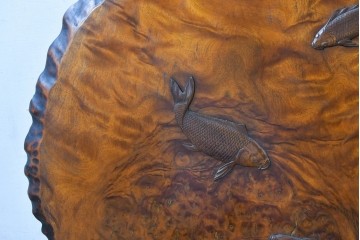 和製ヴィンテージ　上手物!!　漆塗り　作行きの良い逸品　脚付可能!!漆塗り栃ノ木一枚板で美しい鯉の彫刻の壁掛けアート(衝立)　(R-085033)