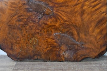 和製ヴィンテージ　上手物!!　漆塗り　作行きの良い逸品　脚付可能!!漆塗り栃ノ木一枚板で美しい鯉の彫刻の壁掛けアート(衝立)　(R-085033)