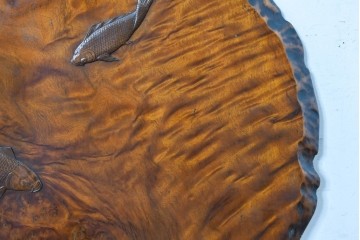 和製ヴィンテージ　上手物!!　漆塗り　作行きの良い逸品　脚付可能!!漆塗り栃ノ木一枚板で美しい鯉の彫刻の壁掛けアート(衝立)　(R-085033)