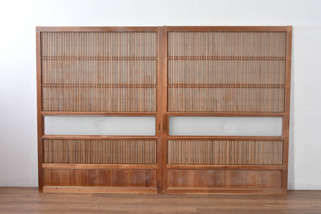 ヴィンテージ建具　昭和中期　高級品!!　細かな縦格子がすっきりとした印象の幅広裏障子付き格子戸2枚セット　(R-085034)