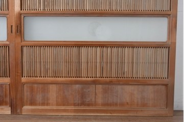 ヴィンテージ建具　昭和中期　高級品!!　細かな縦格子がすっきりとした印象の幅広裏障子付き格子戸2枚セット　(R-085034)