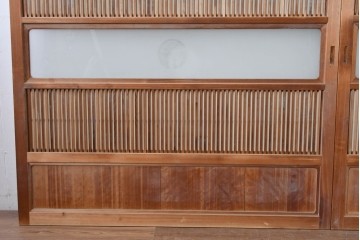 ヴィンテージ建具　昭和中期　高級品!!　細かな縦格子がすっきりとした印象の幅広裏障子付き格子戸2枚セット　(R-085034)