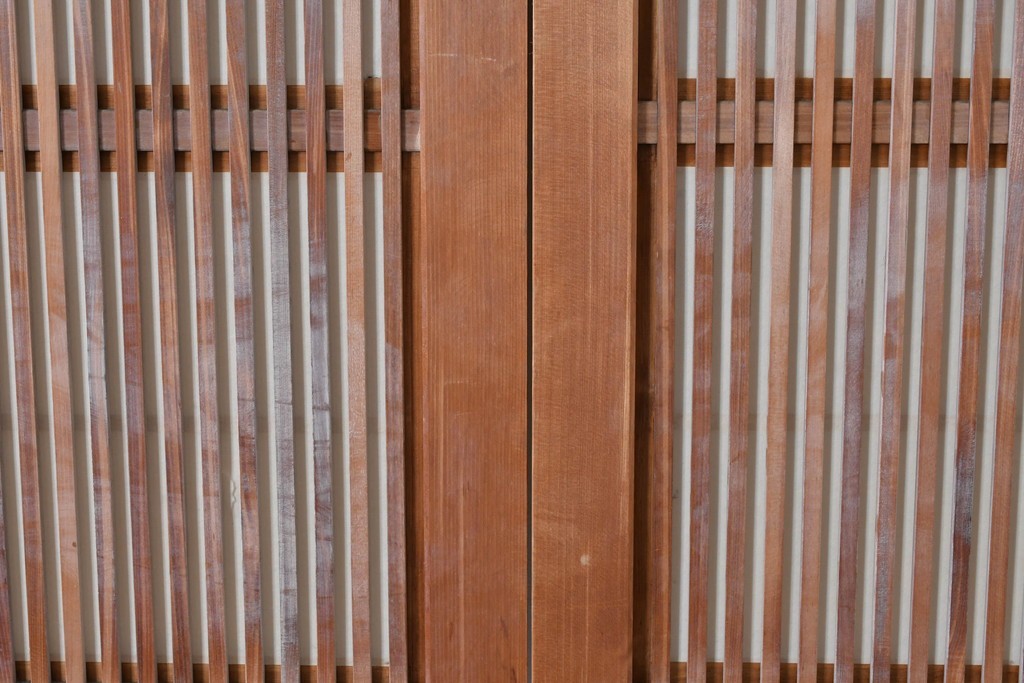 ヴィンテージ建具　昭和中期　高級品!!　細かな縦格子がすっきりとした印象の幅広裏障子付き格子戸2枚セット　(R-085034)
