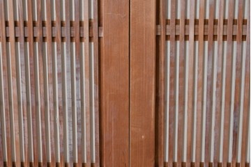 ヴィンテージ建具　昭和中期　高級品!!　細かな縦格子がすっきりとした印象の幅広裏障子付き格子戸2枚セット　(R-085034)