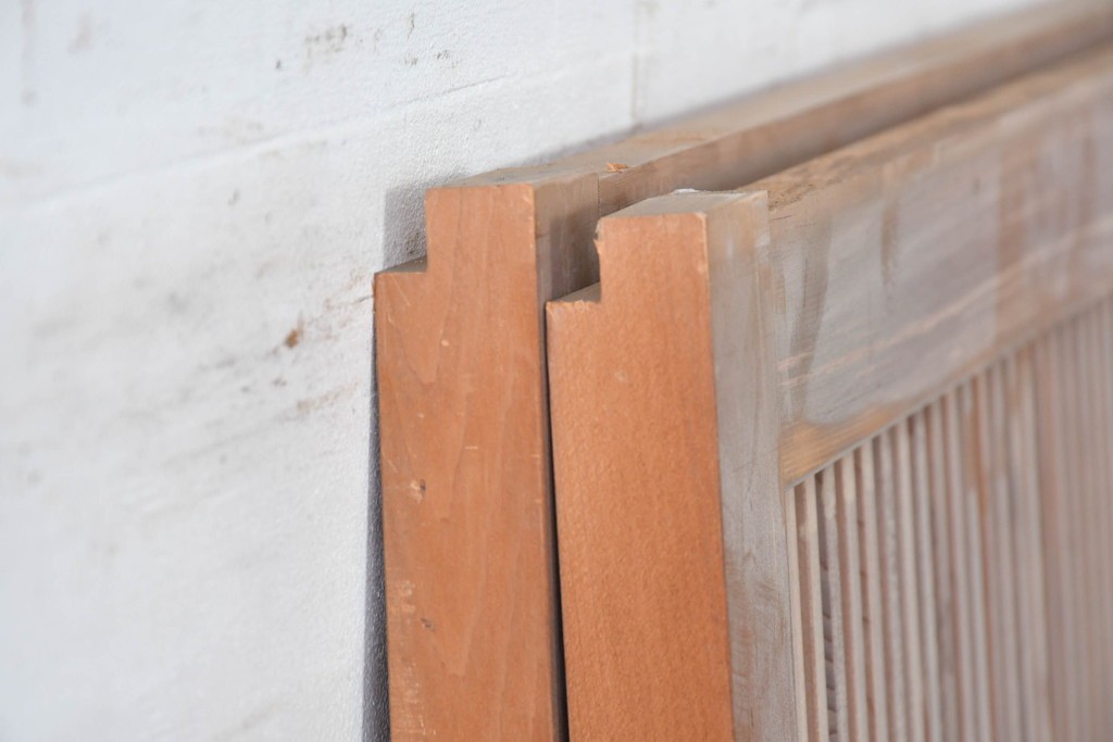 ヴィンテージ建具　昭和中期　高級品!!　細かな縦格子がすっきりとした印象の幅広裏障子付き格子戸2枚セット　(R-085034)