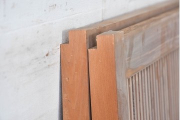 ヴィンテージ建具　昭和中期　高級品!!　細かな縦格子がすっきりとした印象の幅広裏障子付き格子戸2枚セット　(R-085034)