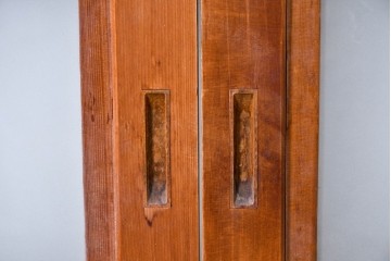 ヴィンテージ建具　昭和中期　高級品!!　細かな縦格子がすっきりとした印象の幅広裏障子付き格子戸2枚セット　(R-085034)