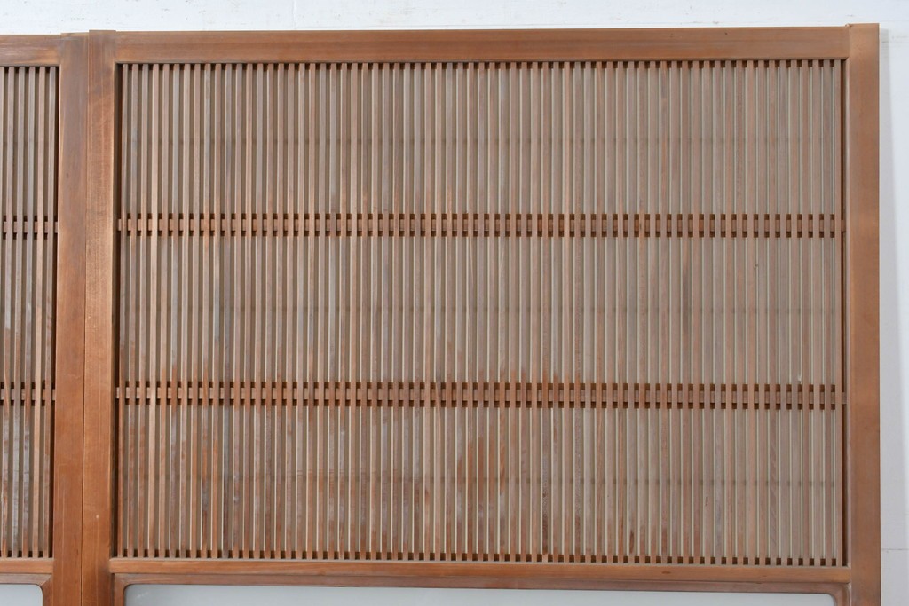 ヴィンテージ建具　昭和中期　高級品!!　細かな縦格子がすっきりとした印象の幅広裏障子付き格子戸2枚セット　(R-085034)