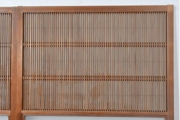 ヴィンテージ建具　昭和中期　高級品!!　細かな縦格子がすっきりとした印象の幅広裏障子付き格子戸2枚セット　(R-085034)