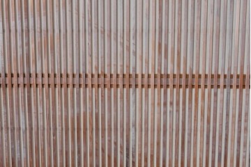 ヴィンテージ建具　昭和中期　高級品!!　細かな縦格子がすっきりとした印象の幅広裏障子付き格子戸2枚セット　(R-085034)