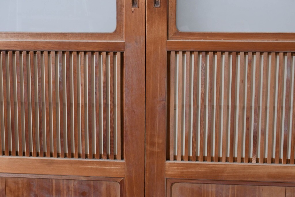 ヴィンテージ建具　昭和中期　高級品!!　細かな縦格子がすっきりとした印象の幅広裏障子付き格子戸2枚セット　(R-085034)