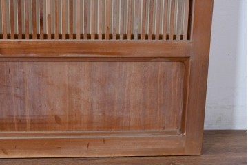 ヴィンテージ建具　昭和中期　高級品!!　細かな縦格子がすっきりとした印象の幅広裏障子付き格子戸2枚セット　(R-085034)