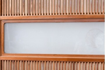 ヴィンテージ建具　昭和中期　高級品!!　細かな縦格子がすっきりとした印象の幅広裏障子付き格子戸2枚セット　(R-085034)