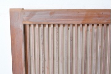 ヴィンテージ建具　昭和中期　高級品!!　細かな縦格子がすっきりとした印象の幅広裏障子付き格子戸2枚セット　(R-085034)