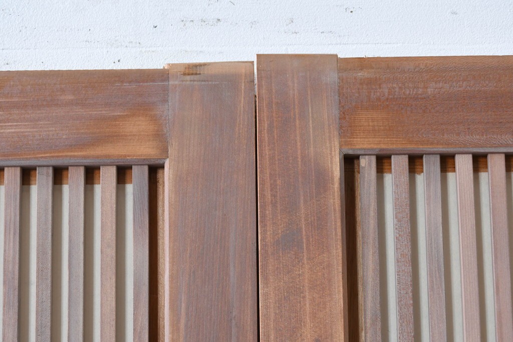 ヴィンテージ建具　昭和中期　高級品!!　細かな縦格子がすっきりとした印象の幅広裏障子付き格子戸2枚セット　(R-085034)