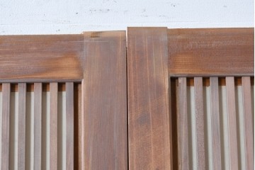 ヴィンテージ建具　昭和中期　高級品!!　細かな縦格子がすっきりとした印象の幅広裏障子付き格子戸2枚セット　(R-085034)