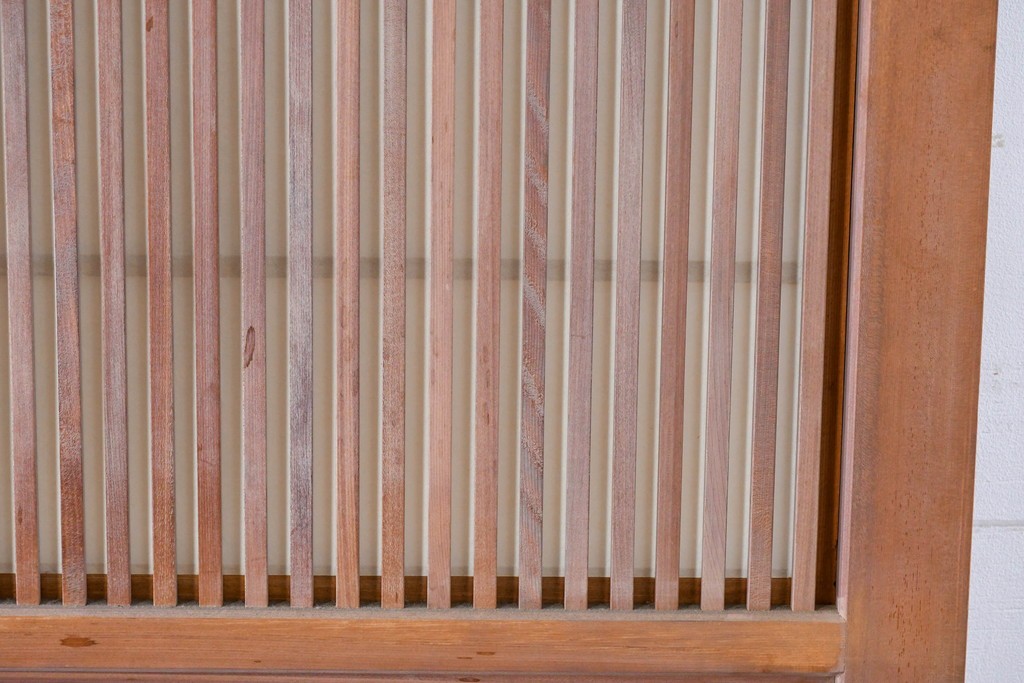 ヴィンテージ建具　昭和中期　高級品!!　細かな縦格子がすっきりとした印象の幅広裏障子付き格子戸2枚セット　(R-085034)