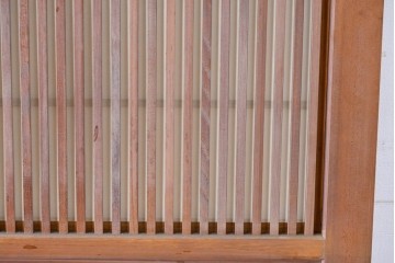 ヴィンテージ建具　昭和中期　高級品!!　細かな縦格子がすっきりとした印象の幅広裏障子付き格子戸2枚セット　(R-085034)