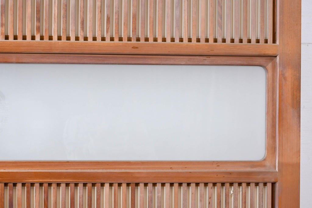 ヴィンテージ建具　昭和中期　高級品!!　細かな縦格子がすっきりとした印象の幅広裏障子付き格子戸2枚セット　(R-085034)