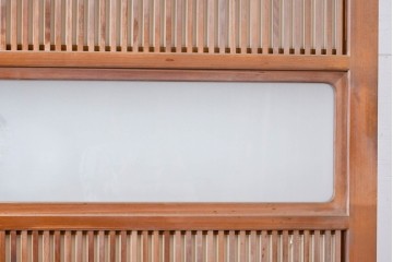 ヴィンテージ建具　昭和中期　高級品!!　細かな縦格子がすっきりとした印象の幅広裏障子付き格子戸2枚セット　(R-085034)