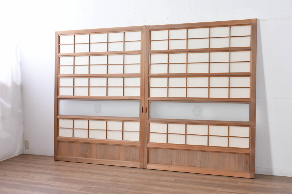ヴィンテージ建具　昭和中期　高級品!!　細かな縦格子がすっきりとした印象の幅広裏障子付き格子戸2枚セット　(R-085034)
