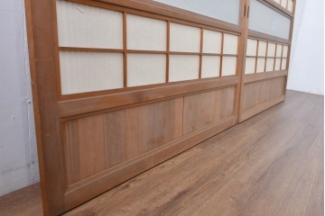 ヴィンテージ建具　昭和中期　高級品!!　細かな縦格子がすっきりとした印象の幅広裏障子付き格子戸2枚セット　(R-085034)
