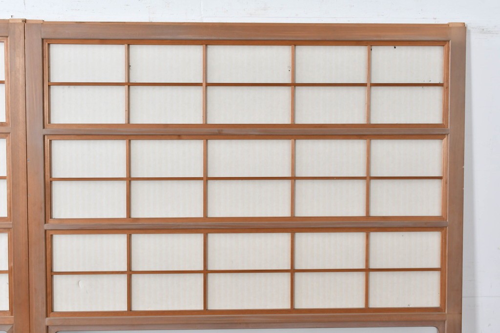 ヴィンテージ建具　昭和中期　高級品!!　細かな縦格子がすっきりとした印象の幅広裏障子付き格子戸2枚セット　(R-085034)