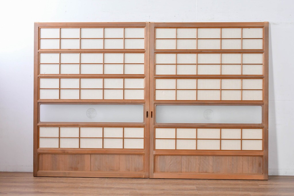 ヴィンテージ建具　昭和中期　高級品!!　細かな縦格子がすっきりとした印象の幅広裏障子付き格子戸2枚セット　(R-085034)
