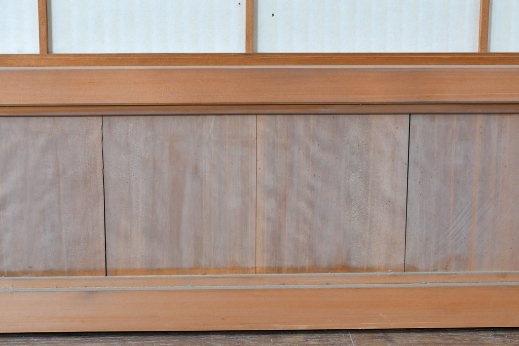 ヴィンテージ建具　昭和中期　高級品!!　細かな縦格子がすっきりとした印象の幅広裏障子付き格子戸2枚セット　(R-085034)