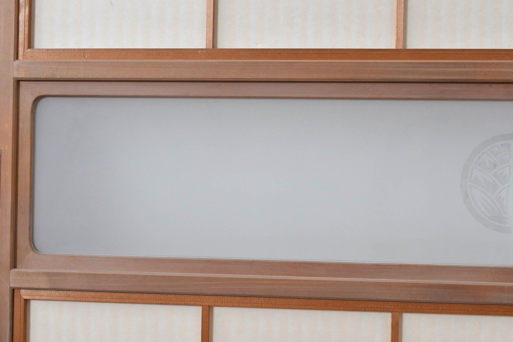 ヴィンテージ建具　昭和中期　高級品!!　細かな縦格子がすっきりとした印象の幅広裏障子付き格子戸2枚セット　(R-085034)