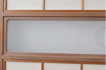 ヴィンテージ建具　昭和中期　高級品!!　細かな縦格子がすっきりとした印象の幅広裏障子付き格子戸2枚セット　(R-085034)