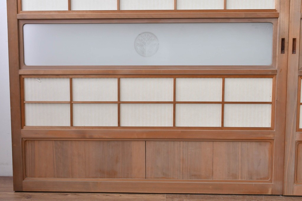 ヴィンテージ建具　昭和中期　高級品!!　細かな縦格子がすっきりとした印象の幅広裏障子付き格子戸2枚セット　(R-085034)