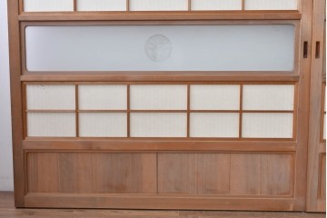 ヴィンテージ建具　昭和中期　高級品!!　細かな縦格子がすっきりとした印象の幅広裏障子付き格子戸2枚セット　(R-085034)