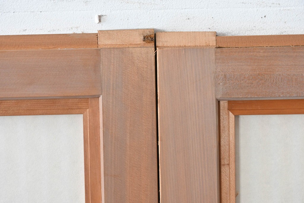 ヴィンテージ建具　昭和中期　高級品!!　細かな縦格子がすっきりとした印象の幅広裏障子付き格子戸2枚セット　(R-085034)