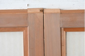 ヴィンテージ建具　昭和中期　高級品!!　細かな縦格子がすっきりとした印象の幅広裏障子付き格子戸2枚セット　(R-085034)