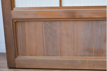 ヴィンテージ建具　昭和中期　高級品!!　細かな縦格子がすっきりとした印象の幅広裏障子付き格子戸2枚セット　(R-085034)