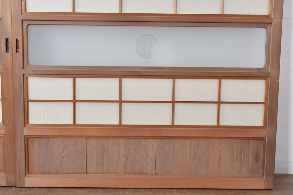 ヴィンテージ建具　昭和中期　高級品!!　細かな縦格子がすっきりとした印象の幅広裏障子付き格子戸2枚セット　(R-085034)