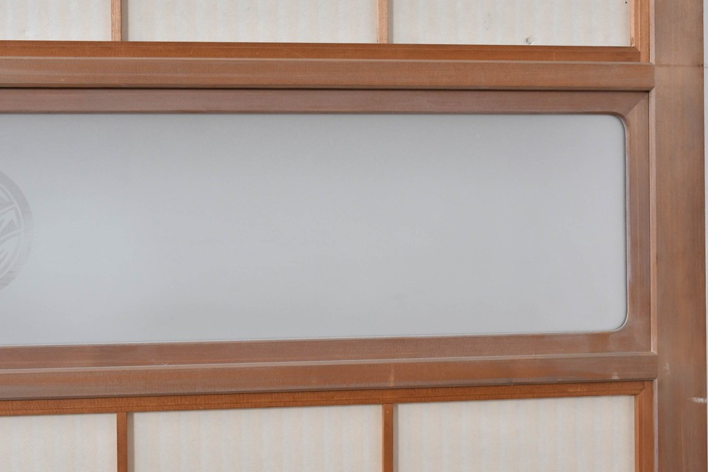 ヴィンテージ建具　昭和中期　高級品!!　細かな縦格子がすっきりとした印象の幅広裏障子付き格子戸2枚セット　(R-085034)