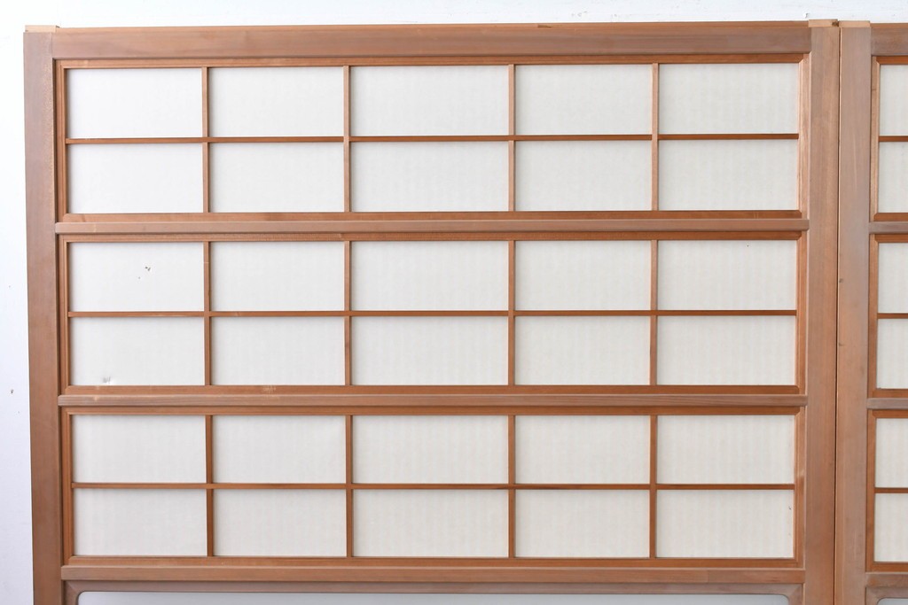 ヴィンテージ建具　昭和中期　高級品!!　細かな縦格子がすっきりとした印象の幅広裏障子付き格子戸2枚セット　(R-085034)